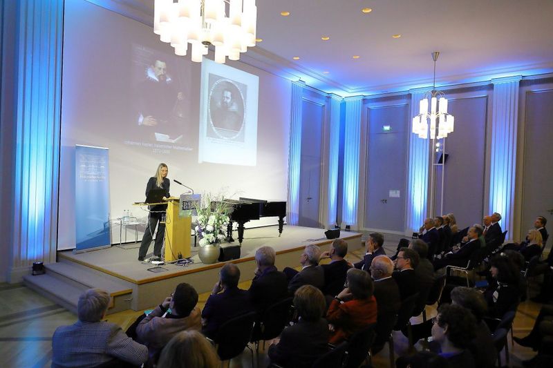 Vortrag von Ulinka Rublack zum Thema „Musik aus den Sternen: Zum 400-jährigen Jubiläum von Keplers Weltharmonik“