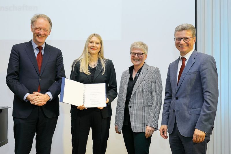 Verleihung des Preises des Historischen Kollegs 2019 (v.l.n.r.): Kuratoriumsvorsitzender Martin Schulze Wessel, Preisträgerin Ulinka Rublack, Laudatorin Birgit Emich und Wissenschaftsminister Bernd Sibler