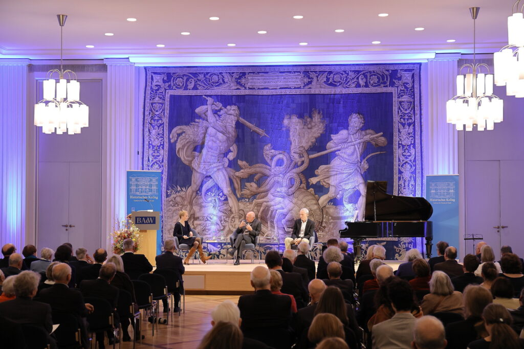 Publikum beim Festakt mit Podiumsdiskussion in der Münchner Residenz